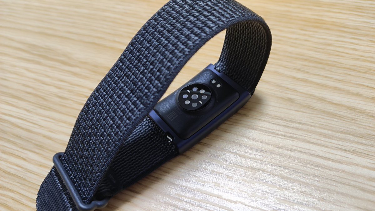 gadget_lee_'s tweet photo. 【Amazfit Helio Strap】
・一見すると普通のリストバンドだけど実は健康情報を継続できる
・心拍数や睡眠計測可能
・バッテリーは最大10日間
・5つのスポーツ自動認識
・iPhoneとAndroid対応
軽くて快適な付け心地なのでストレスフリーで健康情報を計測できます👍
https://t.co/fucdAwwPPj https://t.co/QaoppaYtoJ