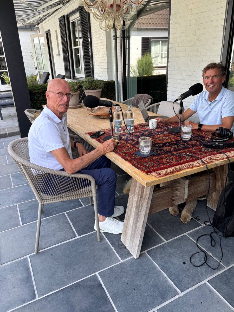 We zijn terug met een nieuw seizoen Met Open Vizier!

De eerste gast is Jorien van den Herik! Onder meer over over de onmogelijke keuze tussen Beenhakker en Van Hanegem, intuïtie en emoties voor jezelf houden.

Spotify: open.spotify.com/episode/45USRe…
Apple: podcasts.apple.com/il/podcast/jor…