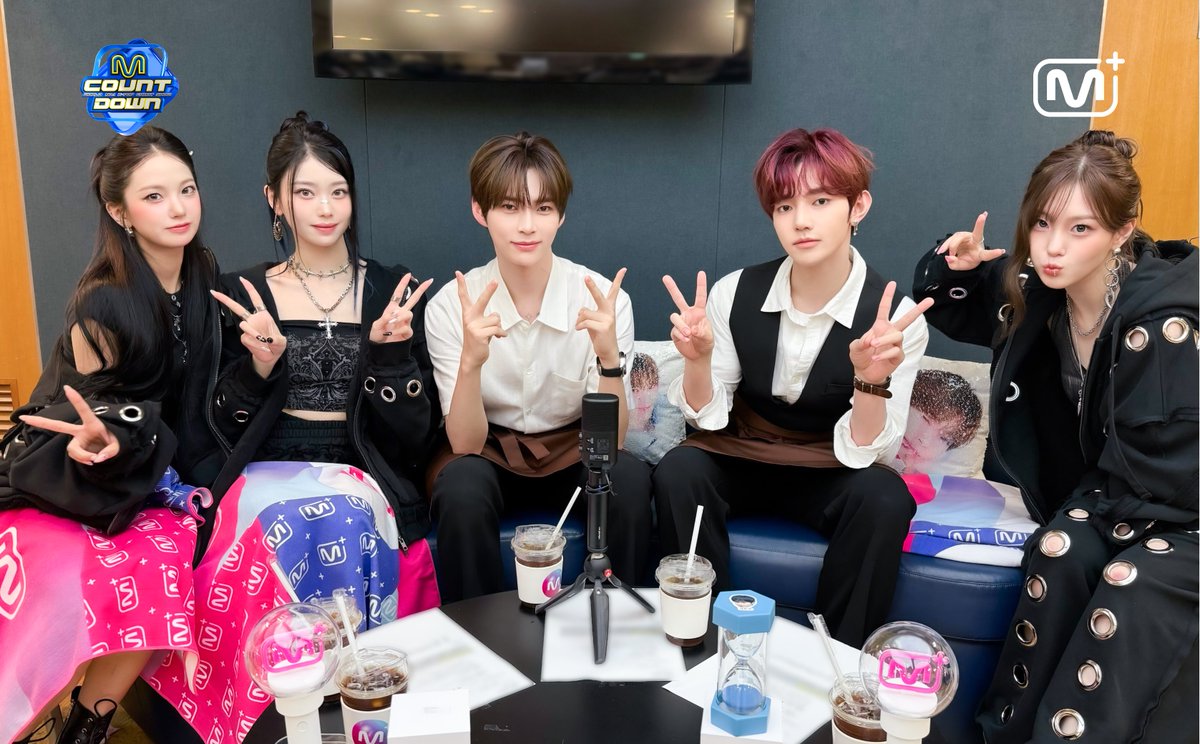 jjanghao0725's tweet photo. 250821 엠카 대친소 비하인드 포토 #장하오 https://t.co/dj3a6lefhF