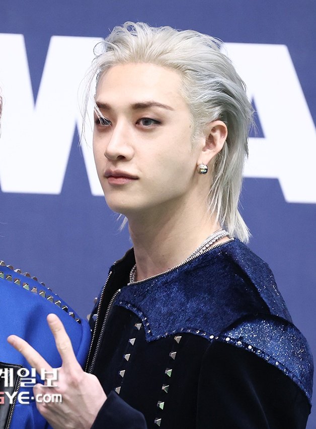 hourlychanming's tweet photo. MINCHAN TODAY AT KWDA BLUE CAPET 

CHAN SILVER HAIR AND LEE KNOW BLUE HAIR!!!!! THEY'RE SO UNREAL https://t.co/G2LnkNIvCJ