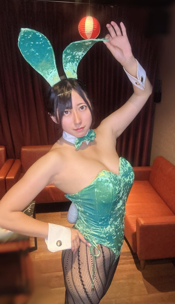 Satsuki_BNP's tweet photo. 本日8/21は…
　👯‍♀️🎉バニーの日です㊗️👯‍♀️

バニーはいいゾ〜🤭🩷

これからも素敵なバニー写真をお届けできるように頑張ります📷✨
#バニーの日2025 #バニーポーズ図鑑 #バニーガール #秋葉原 #アトリエダーム #バニーの日 #秋葉原 #バニーTips https://t.co/P4vE67iwjH