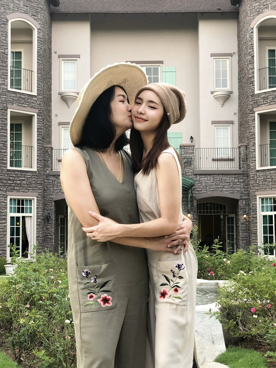 คุณแม่ฝากขอบคุณลูกโลกสำหรับคำอวยพร และที่รักลูกแก้วเสมอมา 
ขอให้ลูกโลกมีความสุข และเราจะคอยเป็นกำลังใจให้กันและกันตลอดไป

 🥳🎉
เดี๋ยวพาคุณแม่ไปกินอาหารอร่อยๆ อย่าลืมดูแลตัวเอง กินอิ่ม นอนหลับกันด้วยน้า คิดถึงลูกโลกคนเก่งมากๆนะเคิ้บ รักค้าบ🤍✨

TRUE LOVE WITH LK 21