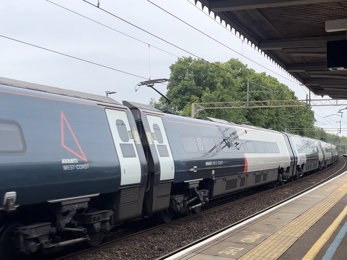 ペンドリーノ、強制振り子をMAXでぶん回した時(傾斜8度)の車体の台車からの浮き上がり方がエグい