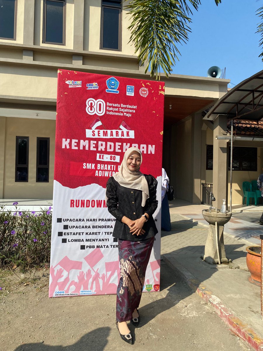 Tarycantek's tweet photo. Kebaya mbah okeee jgaaa 
Umur kebaya sama aku tuaan kebayanya.... https://t.co/ZuUmcTEGkU