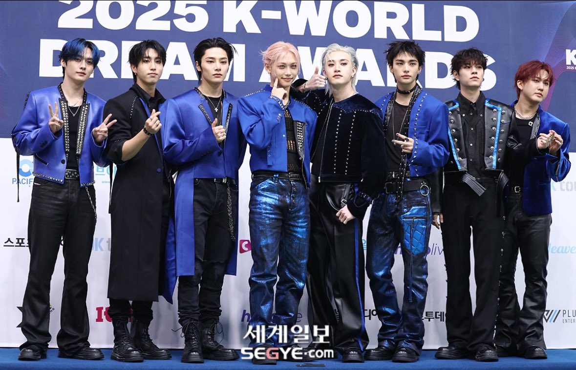 why is hyunlix basically matching pants 😭😭