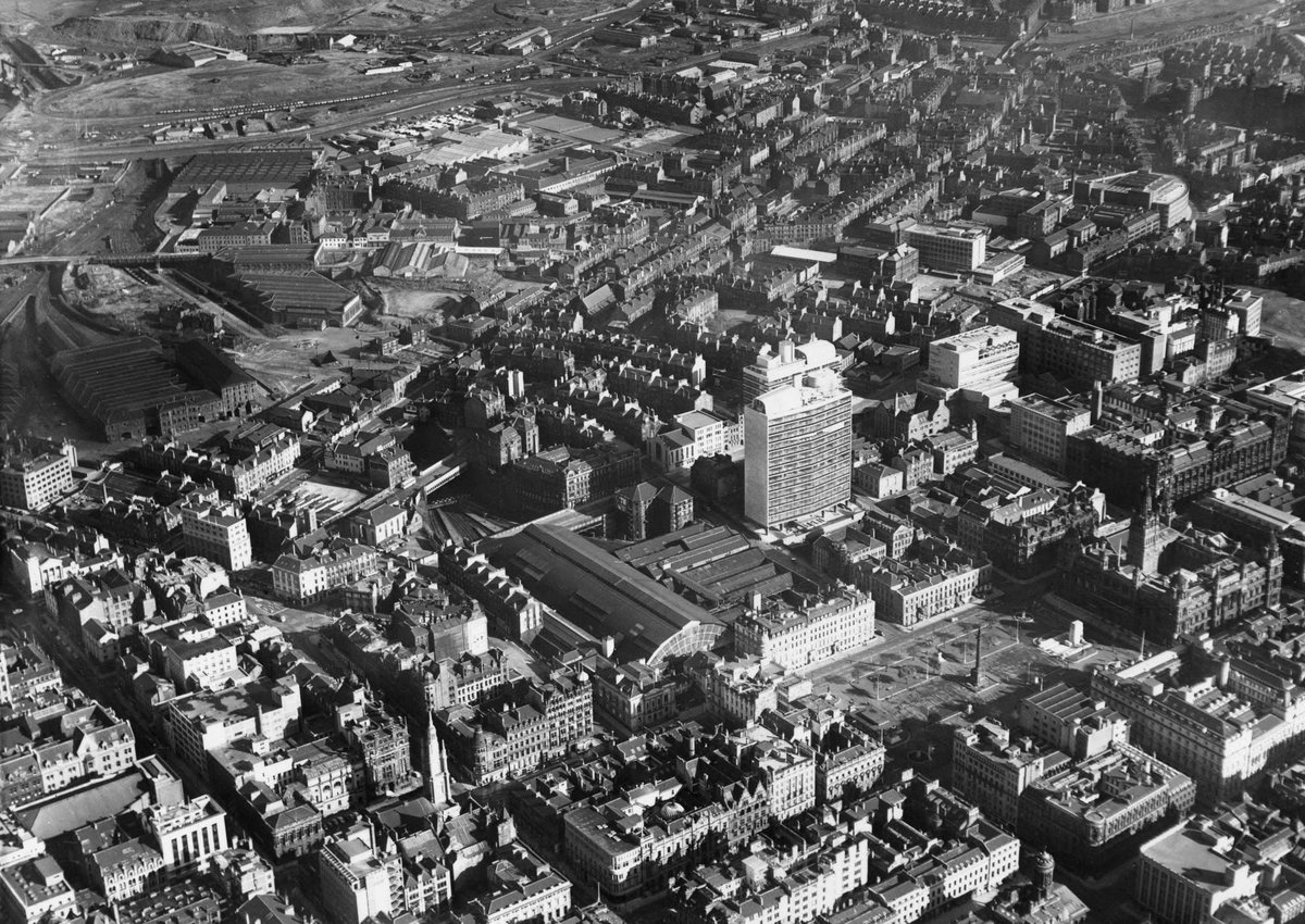 A bird's eye view of Glasgow city centre, captured in 1963. The sweeping arch of Queen St station is clearly visible, and the old Townhead is still recognisable, although not for much longer. What changes can you spot?

📷 Glasgow World

#Glasgow