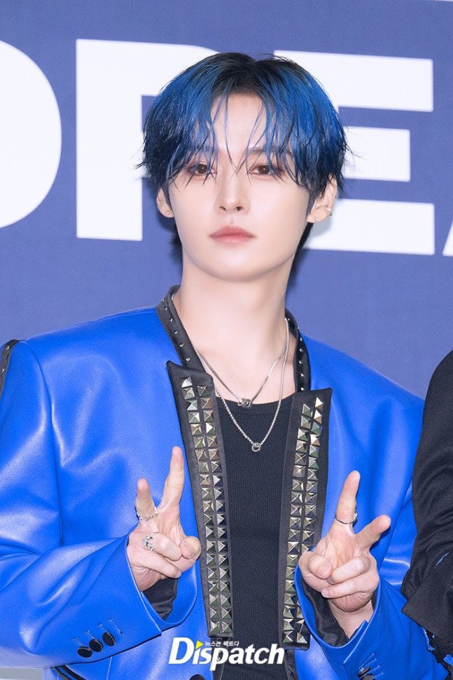 llinoringg's tweet photo. BLUE HAIR LEEKNOW WE CHEERED 💙 https://t.co/zchFNBYxSi