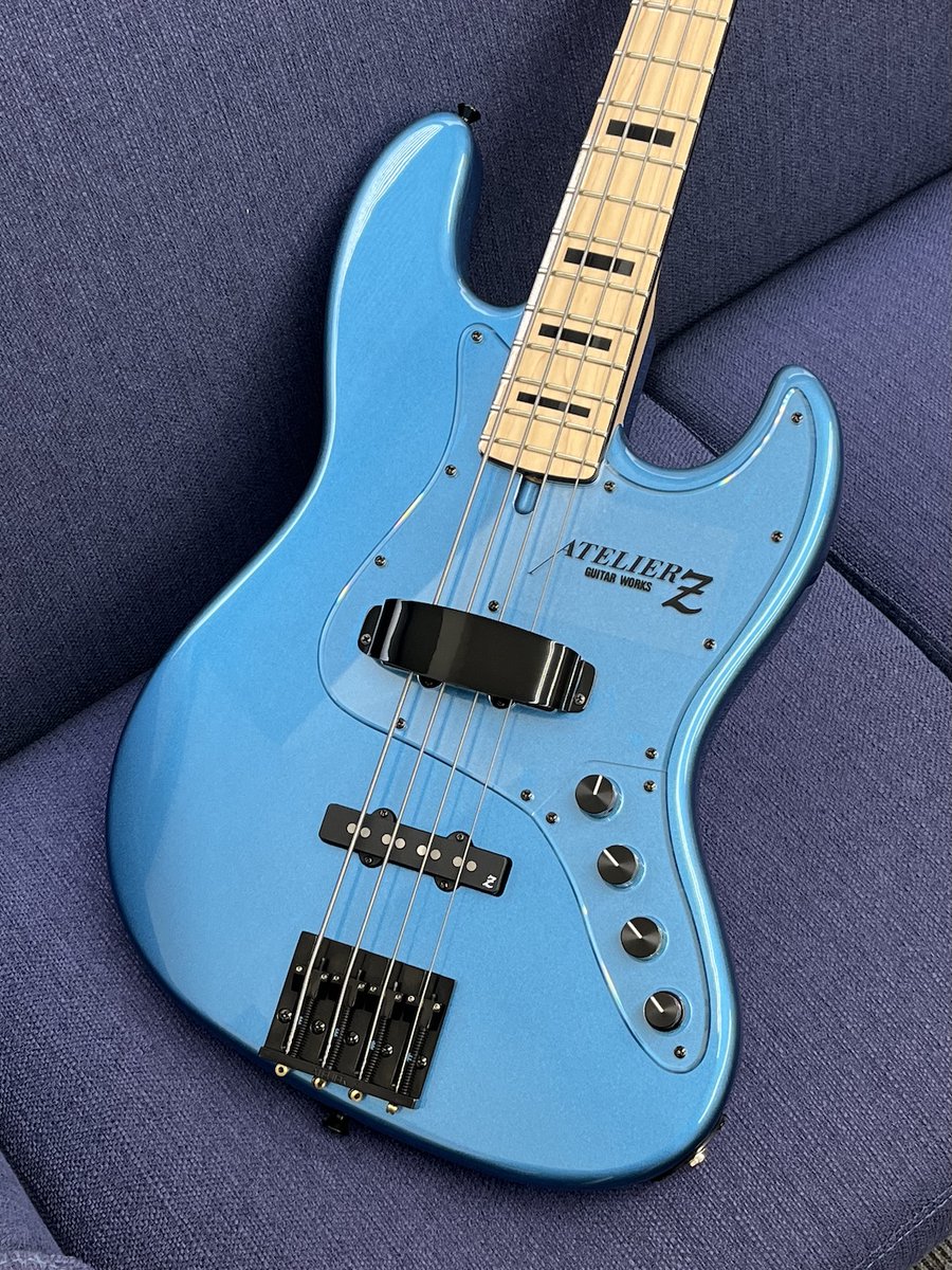 ＜8月のカスタムオーダーの中から＞
「M#245 CUSTOM 」
ボディカラーをLPBに、パーツカラーをブラック、ブラックセルにブラックポジというシンプルな選択で、ここまでオリジナリティのあるベースに仕上がります。　
O様ご注文いただきありがとうございました！  #アトリエZカスタムオーダー #bass