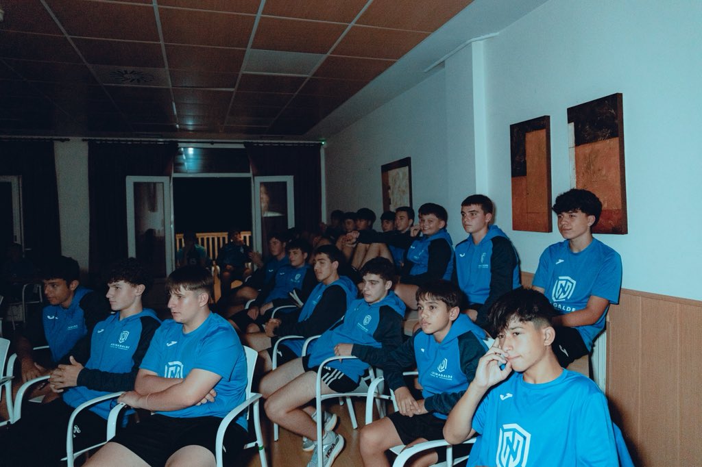 CAginagalde's tweet image. 🤾 🗣 ¡Uno de los momentazos del VII Campus de Tecnificación Aginagalde! La charla con Aleix Gómez, extremo derecho del @FCBhandbol y un crack absoluto del balonmano mundial.

🔝 ¡Un lujo aprender de uno de los referentes del balonmano actual! ¡Gracias por estar con nosotros!