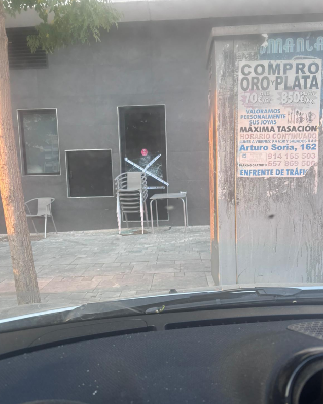 HilosValdebebas's tweet photo. Y ojo, porque no fue el único acto vandálico e ilegal de la noche, ayer les toco a "Le Coq" el intento de robo...esperemos que haya quedado en un susto y un "simple" cristal roto. https://t.co/M3oSyT5BAl