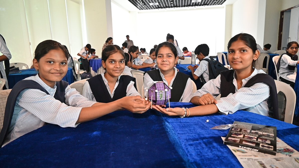 GujScienceCity's tweet photo. Hands-on Creativity, Cosmic Exploration!
Space Festival 2025 के तहत आयोजित Hands-on Workshop: DIY में विद्यार्थियों ने आर्यभट्ट के मॉडल बनाकर अंतरिक्ष विज्ञान की गहराइयों को समझा और नवाचार की नई दिशा पाई। 

#Aryabhatta #Resourcesat1 #SpaceFestival2025 #HandsOnWorkshop #DIY #ScienceCityAhmedabad #ExploreSpace #InnovationInspiration @PMOIndia @CMOGuj @GovernorofGuj @IndiaDST @DSTGujarat @InfoGujarat @drvrajesh @isro @ISROSight