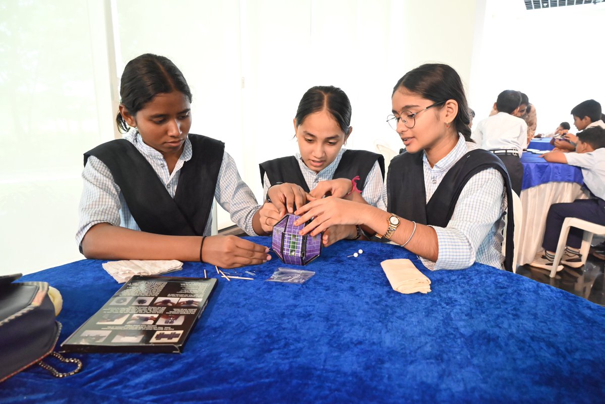 GujScienceCity's tweet photo. Hands-on Creativity, Cosmic Exploration!
Space Festival 2025 के तहत आयोजित Hands-on Workshop: DIY में विद्यार्थियों ने आर्यभट्ट के मॉडल बनाकर अंतरिक्ष विज्ञान की गहराइयों को समझा और नवाचार की नई दिशा पाई। 

#Aryabhatta #Resourcesat1 #SpaceFestival2025 #HandsOnWorkshop #DIY #ScienceCityAhmedabad #ExploreSpace #InnovationInspiration @PMOIndia @CMOGuj @GovernorofGuj @IndiaDST @DSTGujarat @InfoGujarat @drvrajesh @isro @ISROSight