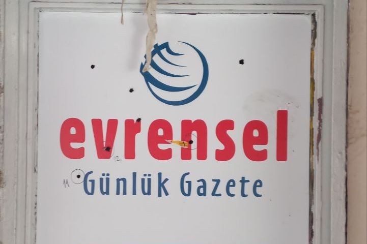EVRENSEL GAZETESİNE YAPILAN FAŞİST SALDIRIYI KINIYORUZ

Evrensel gazetesi İzmir şubesine 13  Ağustos Perşembe günü silahlı saldırı gerçekleştirildi. Saldırıyı gerçekleştiren kişi saldırı sonrası hızlıca telefonunu parçalayarak kimle iletişimde olduğunu gizlemeye çalıştı. Ancak