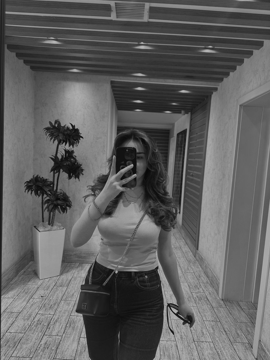 zeropulzse's tweet photo. Mirror selfie time 💃🏻 https://t.co/s7pHVon2Dt