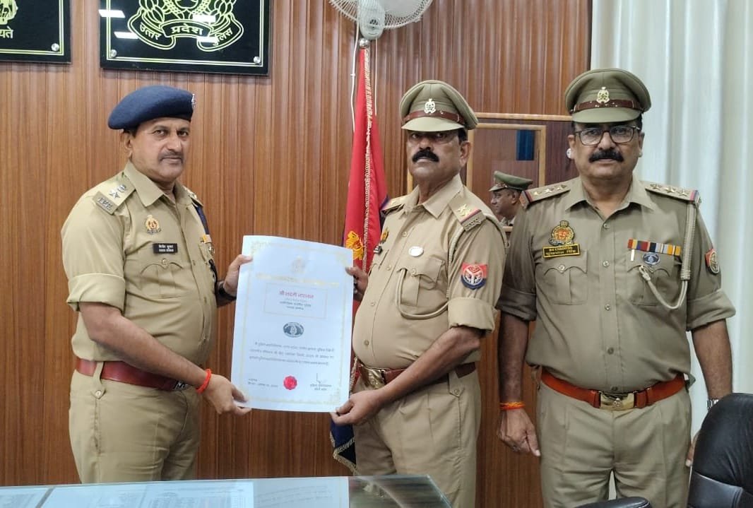 bstvlive's tweet photo. 🏅 कन्नौज: दो उप निरीक्षकों को सिल्वर मेडल से सम्मानित
👮♂️ ब्रजपाल सिंह और लक्ष्मीनारायण को सेवाभिलेख के आधार पर सम्मान
📌 एडीजी कानपुर जोन ने किया सम्मानित
📝 एसपी ने मेडल और प्रशस्ति पत्र देकर किया सम्मान
#Kannauj #PoliceAward #SilverMedal #UPPolice #ServiceRecognition #UPNews @kannaujpolice