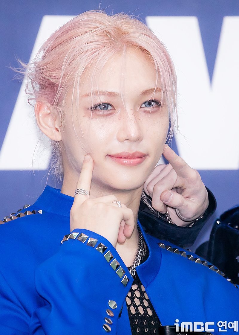 spearhyunnie's tweet photo. I'M OBSESSED WITH FELIX'S PINK HAIR https://t.co/Y7sCcyAwkJ