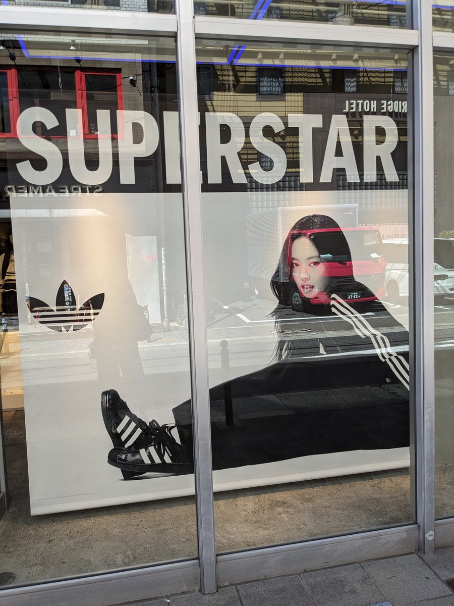 Tack_Timo_Be's tweet image. 今日は大阪攻めっから👇️
2月のMMキンコブ以来、
半年ぶりの帰阪✈️
まずはお土産DIY　
#アディダスオリジナル心斎橋店 で
#MADEFORYOU 正確な配置はお姉さんがやってくれた📸
続いて #ナイキ梅田店 で
#NIKEBYYOU　
こちらは貼り付けまで自分なんだけれど、この娘が気付いて最後に再圧着してくれた📸