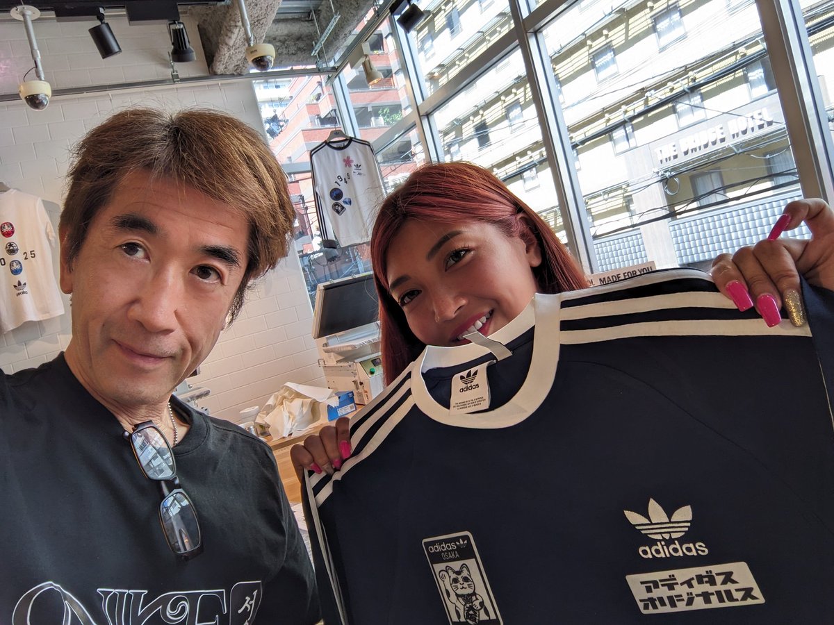 Tack_Timo_Be's tweet image. 今日は大阪攻めっから👇️
2月のMMキンコブ以来、
半年ぶりの帰阪✈️
まずはお土産DIY　
#アディダスオリジナル心斎橋店 で
#MADEFORYOU 正確な配置はお姉さんがやってくれた📸
続いて #ナイキ梅田店 で
#NIKEBYYOU　
こちらは貼り付けまで自分なんだけれど、この娘が気付いて最後に再圧着してくれた📸