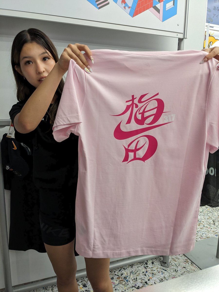 Tack_Timo_Be's tweet image. 今日は大阪攻めっから👇️
2月のMMキンコブ以来、
半年ぶりの帰阪✈️
まずはお土産DIY　
#アディダスオリジナル心斎橋店 で
#MADEFORYOU 正確な配置はお姉さんがやってくれた📸
続いて #ナイキ梅田店 で
#NIKEBYYOU　
こちらは貼り付けまで自分なんだけれど、この娘が気付いて最後に再圧着してくれた📸