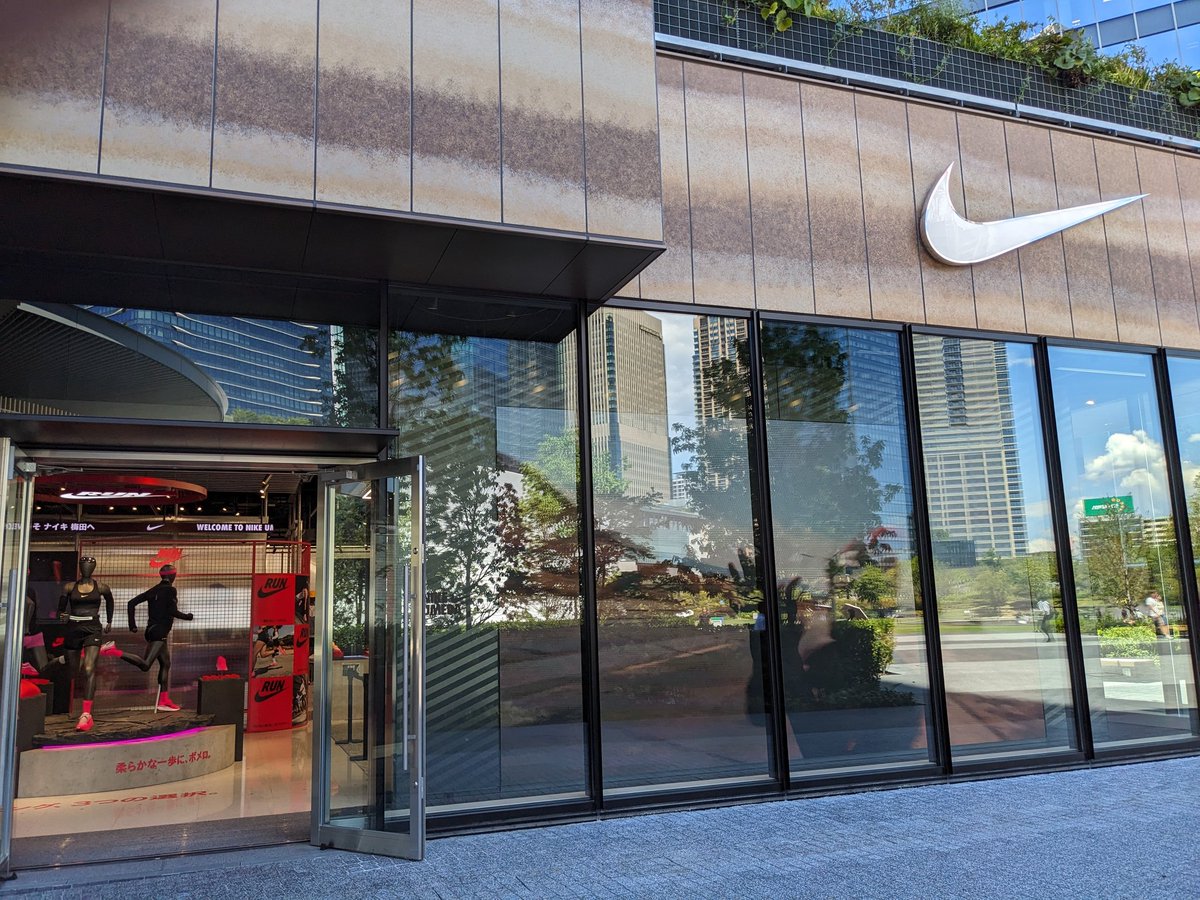 Tack_Timo_Be's tweet image. 今日は大阪攻めっから👇️
2月のMMキンコブ以来、
半年ぶりの帰阪✈️
まずはお土産DIY　
#アディダスオリジナル心斎橋店 で
#MADEFORYOU 正確な配置はお姉さんがやってくれた📸
続いて #ナイキ梅田店 で
#NIKEBYYOU　
こちらは貼り付けまで自分なんだけれど、この娘が気付いて最後に再圧着してくれた📸