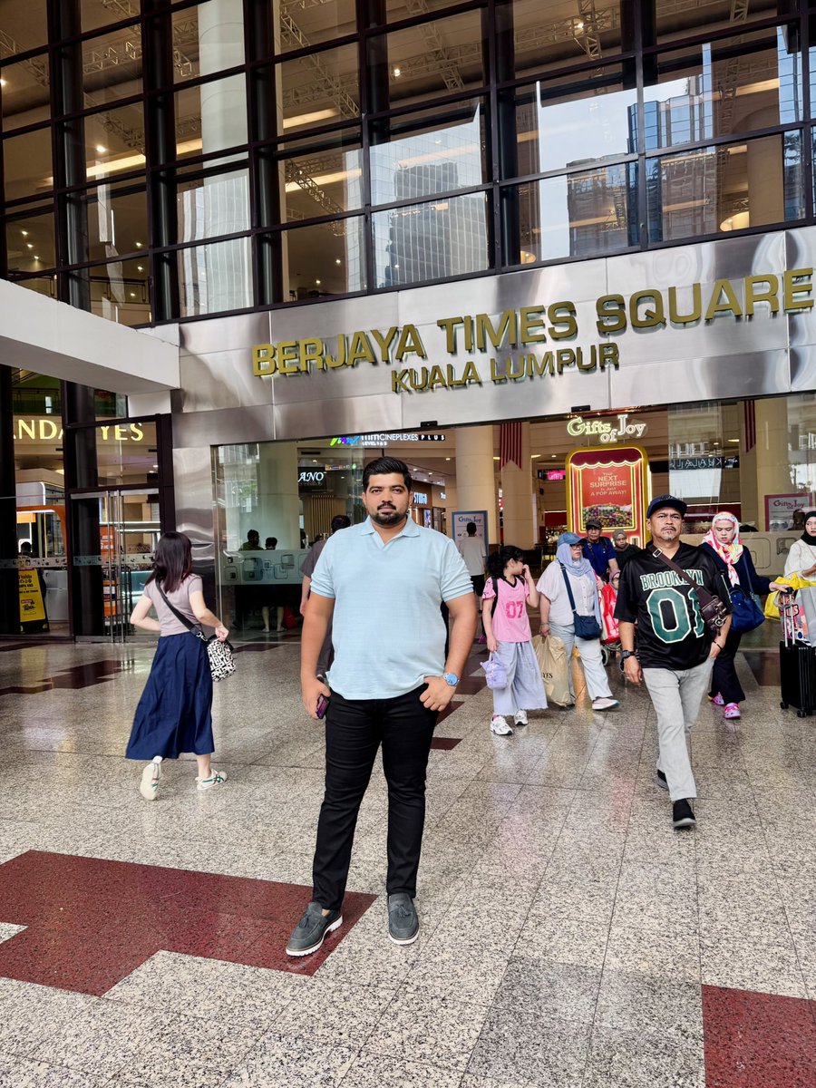 نہیں ہوتی ہے راہ عشق میں آسان منزل
سفر میں بھی تو صدیوں کی مسافت چاہئے ہے