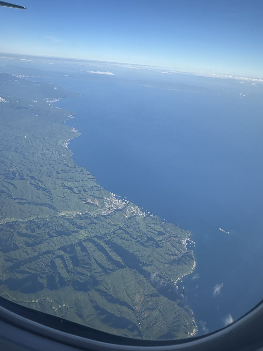 mutsuyakei's tweet photo. 🐾シローだにゃ！
この前、北に向かってフライトしたにゃ✈️
ちょっと緊張したけど、窓からむつ市が見えて…ほっこりしたにゃ〜🌿

シローの大好きな釜臥山と、焼干しの名産地・脇野沢エリアをパシャリ📸✨

#昨日の投稿は
#ジローへのお土産
#もしも
#焼干しアイマスクがあれば 
#癒し効果MAX？ https://t.co/NwxCLoImpF