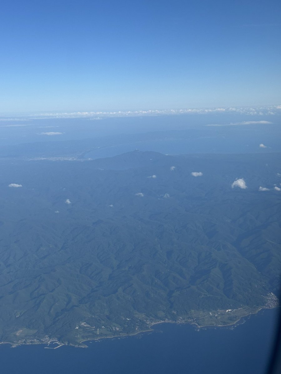 mutsuyakei's tweet photo. 🐾シローだにゃ！
この前、北に向かってフライトしたにゃ✈️
ちょっと緊張したけど、窓からむつ市が見えて…ほっこりしたにゃ〜🌿

シローの大好きな釜臥山と、焼干しの名産地・脇野沢エリアをパシャリ📸✨

#昨日の投稿は
#ジローへのお土産
#もしも
#焼干しアイマスクがあれば 
#癒し効果MAX？ https://t.co/NwxCLoImpF