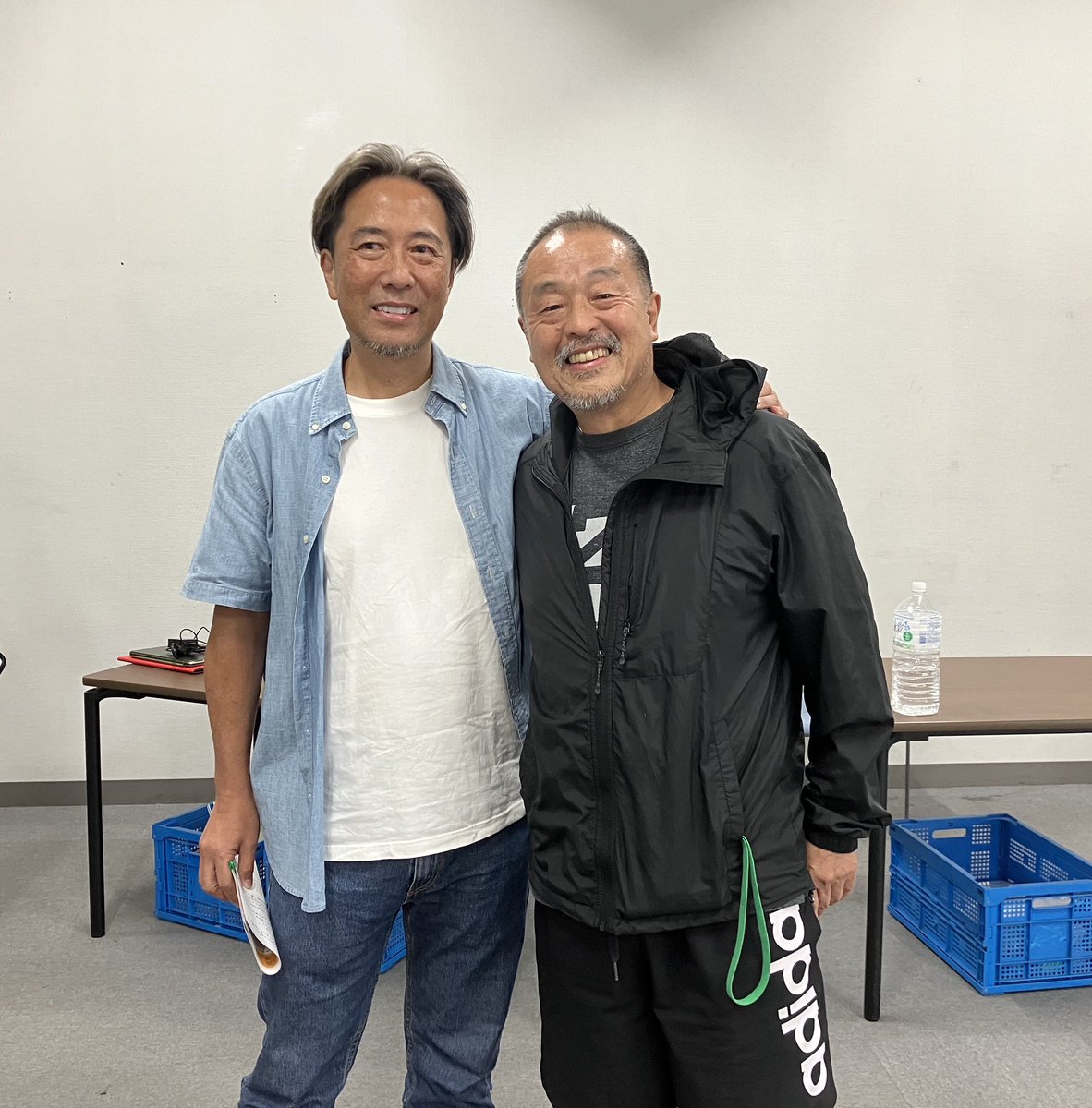 tetuK60's tweet image. 先週の横浜公演にて、ナント、学生時代の演劇研究会の同期と40年振りの再会デス‼️偶然、出演者との知り合いでした。一流企業に就職して海外赴任して還暦を迎えて再び芝居を始めた様です❣️嬉しいなぁ😃長くやってると色々あるなぁ‼️
「蒲田行進曲」やったなぁ。。。45年後の銀ちゃんとヤスであります❣️