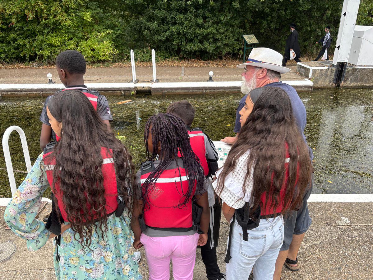 A wonderful residential trip along the river Lea this week, comes to an end. 

Thank you to Phil the skipper at Angel canal boat
#HackneyHAF2025
