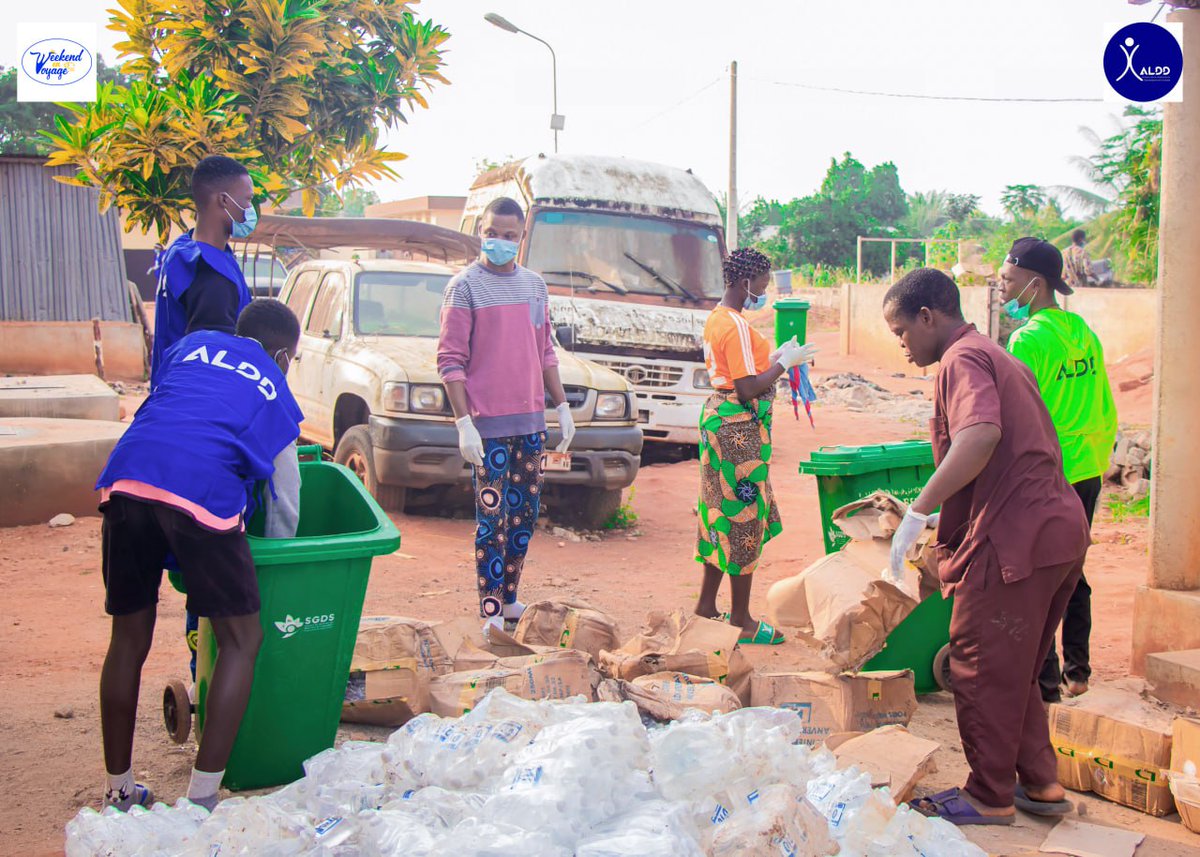 OngAldd's tweet photo. La justice climatique est l’affaire de tous ! 
À Adjohoun, nos campeurs du Week-end En Voyage ont joint plaisir et engagement citoyen en nettoyant et en brûlant plus de 80 tonnes de déchets à l’hôpital de zone, améliorant ainsi le cadre de vie des malades et du personnel. https://t.co/6P0xRbRmwB