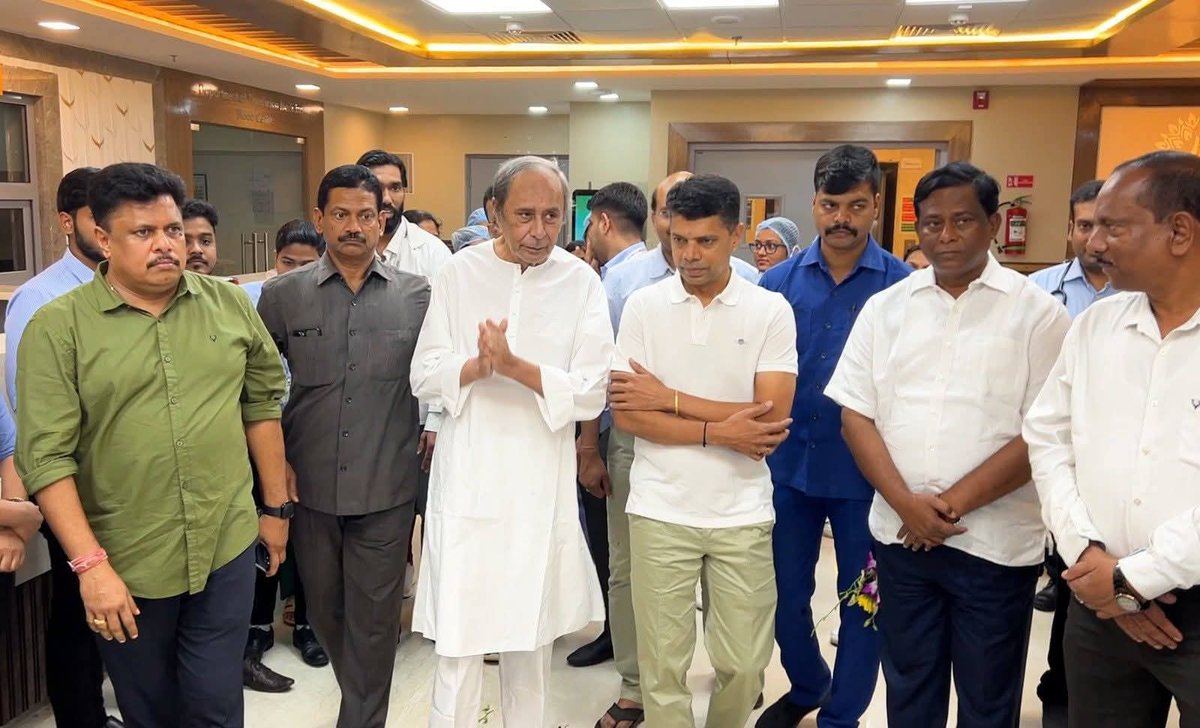 arup_sha's tweet photo. ସଭିଙ୍କ ମନରେ ଖୁସି, ସଭିଏଁ କରୁଛନ୍ତି ଆଶୀର୍ବାଦ। ସୁସ୍ଥ ହୋଇ ଓଡ଼ିଶାବାସୀଙ୍କ ସେବା ପାଇଁ ଫେରିଛନ୍ତି ସଭାପତି ଶ୍ରୀ @Naveen_Odisha l https://t.co/n47ZQc8rkA