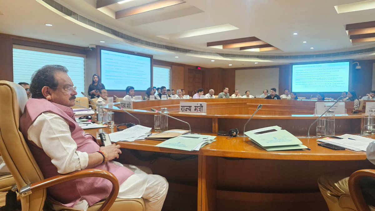 दिनांक 21 अगस्त 2025 को संसद भवन एनेक्सी, नई दिल्ली में माननीय केंद्रीय राज्य मंत्री प्रो. एस. पी. सिंह बघेल जी की अध्यक्षता में मत्स्य पालन, पशुपालन एवं डेयरी मंत्रालय की परामर्शदात्री समिति की बैठक आयोजित हुई।

बैठक में माननीय सांसदगण एवं मंत्रालय के वरिष्ठ अधिकारीगण उपस्थित