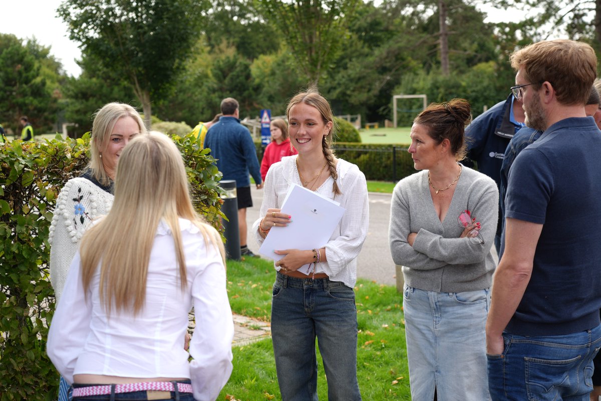 Cranford_Sch's tweet image. GCSEs, completed them! Year 11, we’re so proud of you! Well done! 🍾👏 #CranfordYear11 #CranfordGCSEs #CranfordChallenge #CranfordMotivation