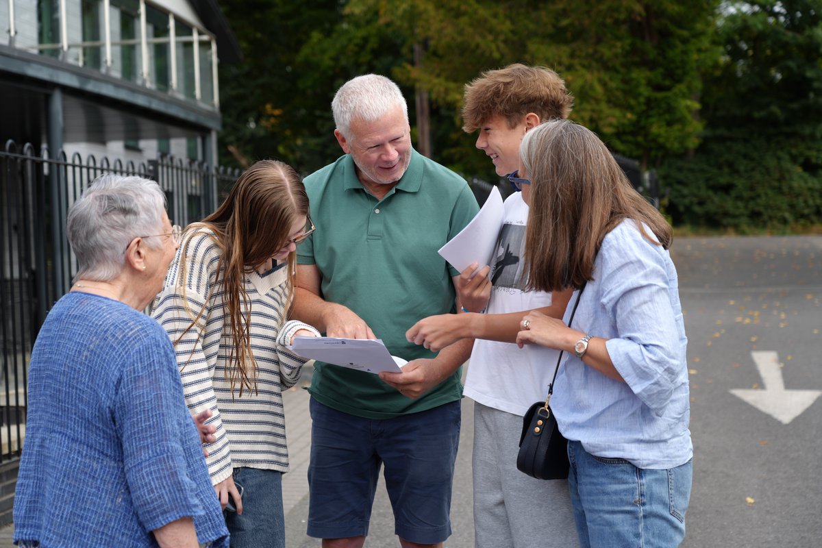 Cranford_Sch's tweet image. GCSEs, completed them! Year 11, we’re so proud of you! Well done! 🍾👏 #CranfordYear11 #CranfordGCSEs #CranfordChallenge #CranfordMotivation