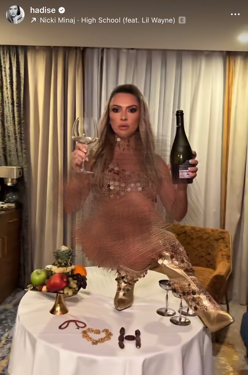 Hurma da kutsal değil, obje formuyla tesbih de kutsal değil. Ama sembolik. Semboller de sembol oldukları için önemli. O yüzden ey Türk seküleri. Yosmaca yapılan bu hareketi biraz empati kurup şöyle düşün: Masada Nutuk olsa mesela. O da kutsal değil ama sembolik değil mi? Bunu bir