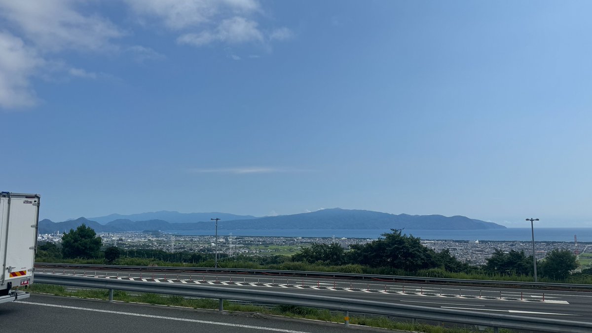 お疲れ様です！
先日静岡まで出張修理でした！
写真は帰りに寄った駿河湾沼津SAです😁
ちょうど晴れてるタイミングでしたので海が綺麗でした😊
海行きたい～～～～！
#企業公式がお疲れ様を言い合う