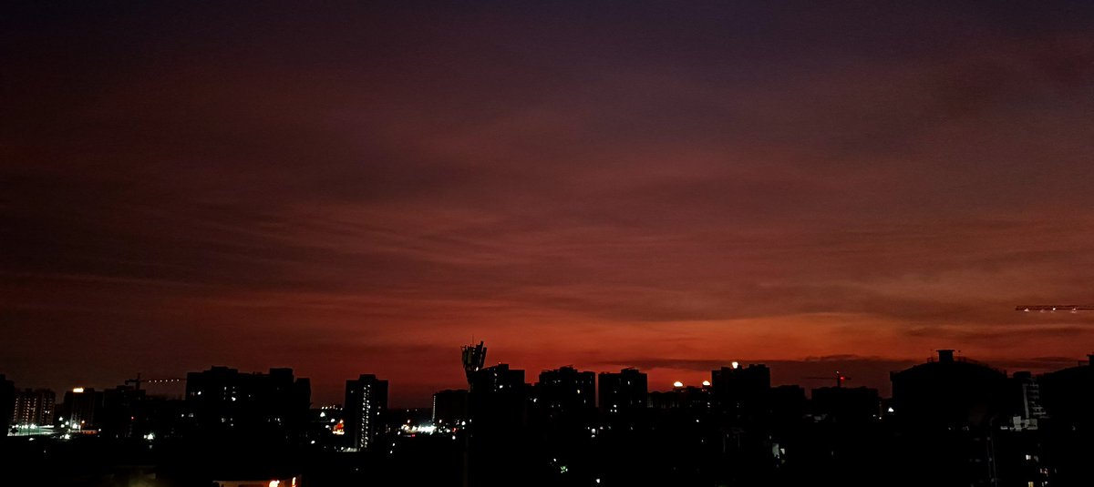 धर के पकड़ा, उठाया और पटक भी दिया,
मेरे सारे ग़मों का सर कुचल गया कोई...

वो मुझे इस सफ़र में रौशनी सा मिला,
मेरे लफ़्ज़ों को नूर-ए-शाम दे गया कोई...

#नवीन

#धर_पकड़
#उठा_पटक
#छोटा_दरवाज़ा

#BeingNaveen
#theme_pic_India_sunset
#theme_pic_India_evening
#theme_pic_India_silhoutte