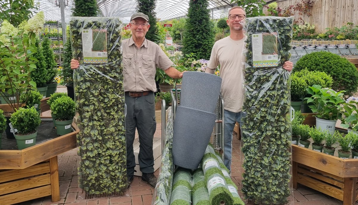 TheBuddingFD's tweet image. We supplied decorative trellis', pots &amp;amp; artificial grass from @TatesGCs to improve outside environment at a new Primary Pupil Referral Unit being set up in #Brighton to help young people at risk of exclusion Founder Clive Gravett with Dominic Smart, Primary Lead  #charity #sussex