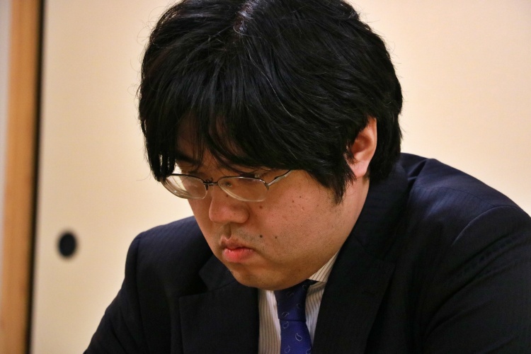 ＃ShogiLive 武蔵＠大阪＞第84期順位戦Ａ級２回戦、▲糸谷八段－△佐々木勇八段の一戦は、佐々木八段がうまい駒の運用を見せ、自ら駒をぶつけて中盤のねじり合いとなりました。もう局面は収まらず、場合によっては早い段階で終盤戦に進みそうです。