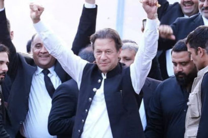 KhaleejMag's tweet photo. Pakistan Supreme Court grants bail to PTI founder Imran Khan in 8 cases on May 9. https://t.co/hQtlHnQdwF