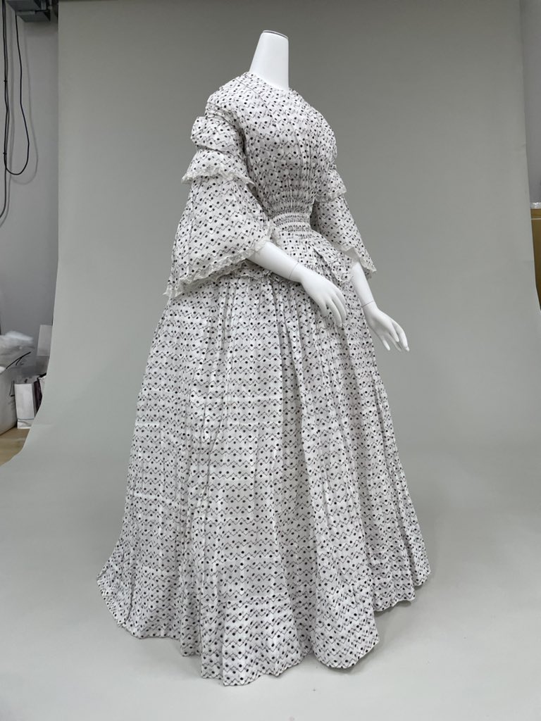 【休館中の博物館のお仕事💼】
現在休館中の共立女子大学博物館。今年の夏は西洋服飾資料の撮影に大奮闘しております👗
19世紀のかわいらしいシルエットが特徴的なドレスたち。現場では「かわいい！」の声が止まりません❣️
文化財のアーカイブ化も博物館の大事なお仕事の一つなんです📸