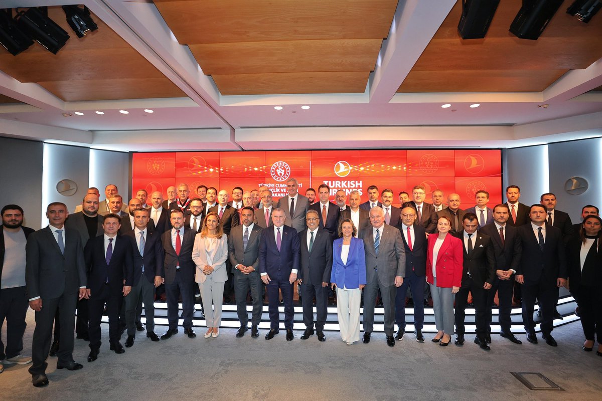 📍İstanbul • Türk Sporuna Destek İş Birliği İmza Töreni

Bakanlığımız ile Türk Hava Yolları arasında, federasyonlarımızın bir yıl boyunca ulaşım giderlerine destek verecek önemli bir iş birliği protokolüne imza attık. 

Gençlerimize, sporcularımıza ve aziz milletimize hayırlı