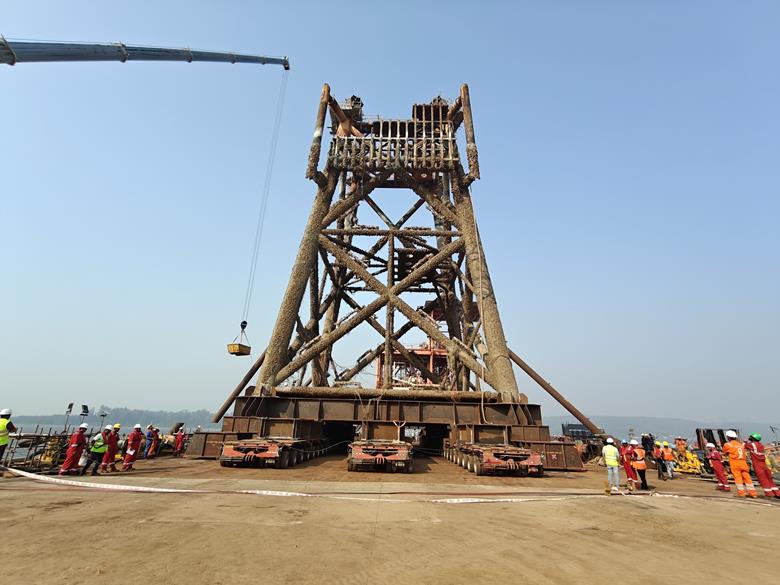 J M Baxi Heavy has supported India’s Tapti decommissioning project, handling 10 modules weighing a combined 12,528 tons (11,365.2 tonnes).

bit.ly/3JJznPh
 
#heavylift #projectcargo #projectlogistics #projectforwarding #logistics