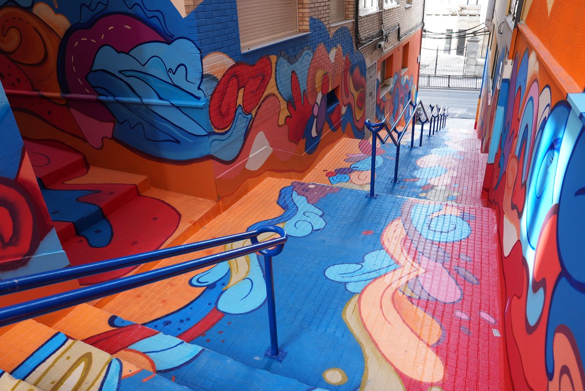 🎨 Este mural, cheo de cores, vén de sumarse ás obras de arte urbana da cidade de Lugo

🧑‍🎨 Podemos velo nas escaleiras da Rúa Santiago, e é froito das creacións de <a href="/DiegoASgraffiti/">DiegoAS</a>, Muro Mola e Van Kraft