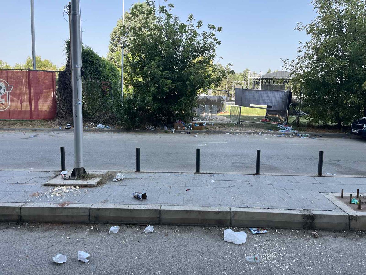 После секој настан на стадионот на АРМ можете да ја видите оваа слика.
Гледам дека Авалон биле организатори на настанот вчера, а секако и на тој утре, со што ќе се придонесе за уште повеќе ѓубре.

Од кога сѐ ќе заврши, ова си стои вака цела недела. Ќе дојде некој ќе подзачисти со