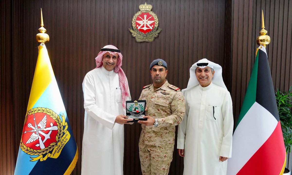 استقبل سعادة #نائب_رئيس_الأركان العامة للجيش اللواء الركن طيار صباح جابر الأحمد الصباح في مكتبه صباح اليوم رئيس مجلس إدارة جمعية الضباط المتقاعدين اللواء م. فيصل مساعد الجزاف و نائب رئيس مجلس الإدارة اللواء الركن م. نادر خليل ابراهيم.

وخلال اللقاء، رحّب سعادته برئيس مجلس الإدارة