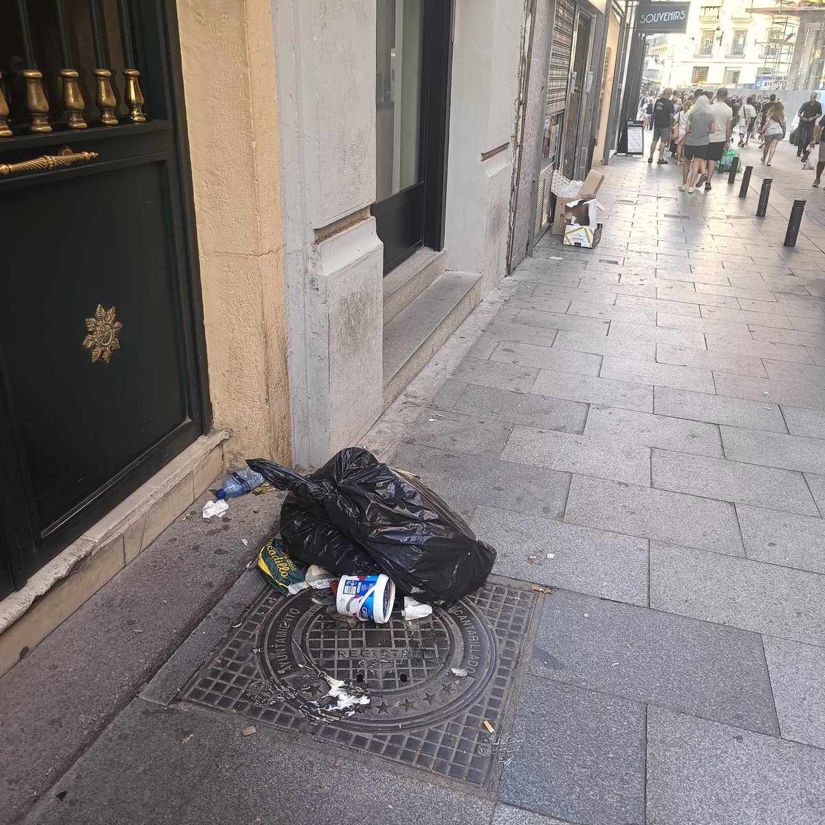 Maria76706688's tweet photo. @Lineamadrid retiren  basura en calle peatonal c/Mesonero Romanos 6. Gracias https://t.co/xbMVeLdlQS