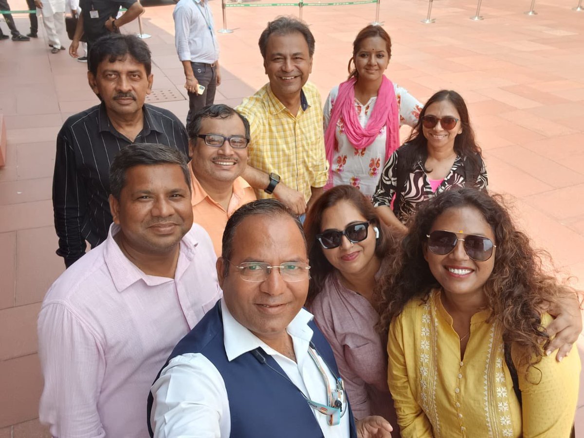 एक #MoJo #frame  में संसद के अम्पायर और पत्रकारों की टीम!  हंगामेदार मॉनसून सत्र ख़त्म होने के बाद स्पीकर साहब  <a href="/ombirlakota/">Om Birla</a> के साथ चाय पर गुफ़्तगू।
That’s a #selfie wrap to the fiery #MonsoonSession2025 with honourable #LokSabhaSpeaker! Like always the unassuming and affable Mr.