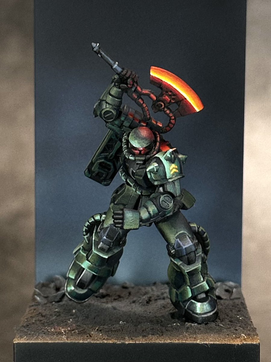 ガンダムアッセンブル ザクⅡ（ヒートホーク装備）完成しました！

ヒートホークの反射表現に挑戦し、背景や台座を自作しました。
造形の持つ力強さや勢いを塗装で強調できるよう意識しています。

#上から写真とるとええ感じになるらしい
#ガンダムアッセンブル
#筆塗り