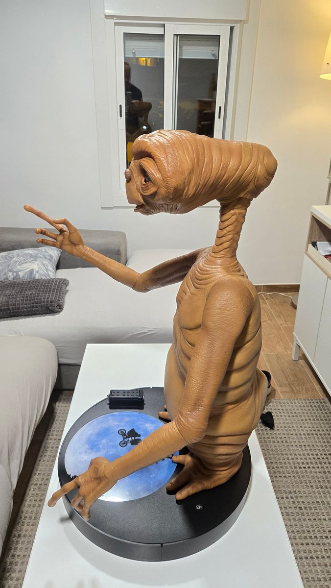 Victor_E_T's tweet photo. Pues al fin ya esta terminado E.T 👽💚👽💫! Una pasada montado! En persona con la piel es un espectaculo! Gracias a todos por seguirme! E.T mi casa, Telefono!! #planetadeagostini #altaya #fanhome #extraterrestre https://t.co/W1OSnQjs7k